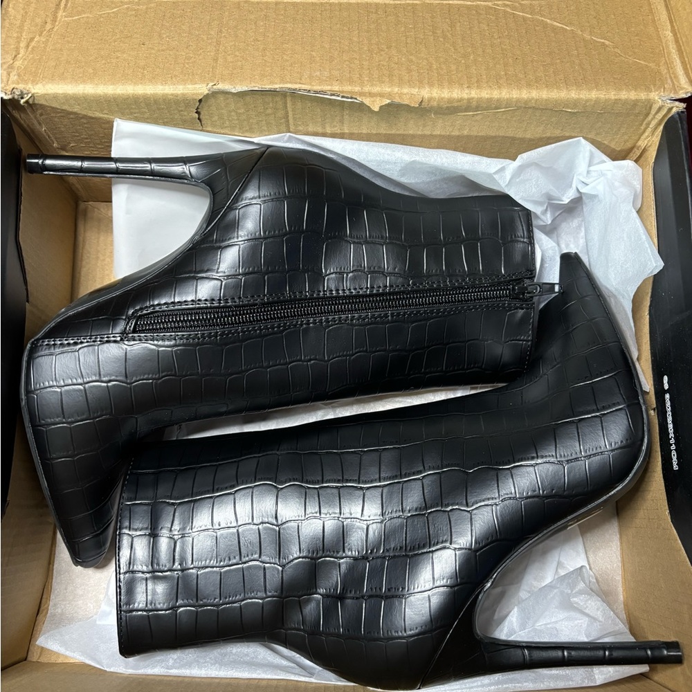 Fashion Nova Size 6 stiletto booties